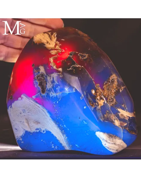 Ambra di Sumatra: pezzo da collezione con spettro UV