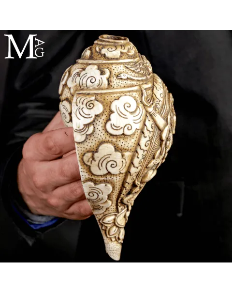 Conchiglia Shankha Tibetana Scolpita – Mahakala, il Protettore del Dharma