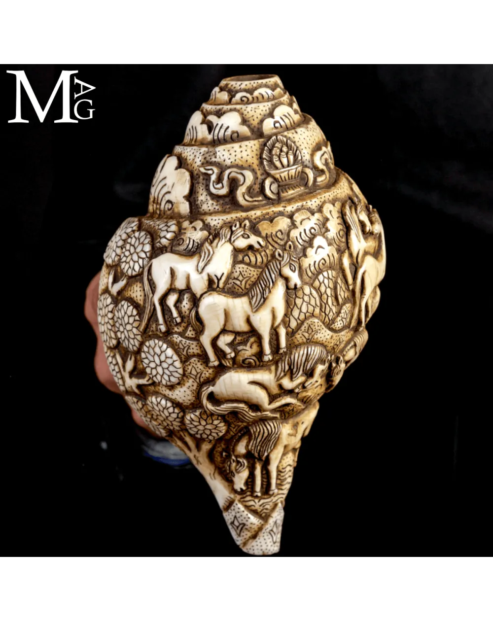 Conchiglia Shankha Tibetana Scolpita – Cavalli nel Giardino del Dharma