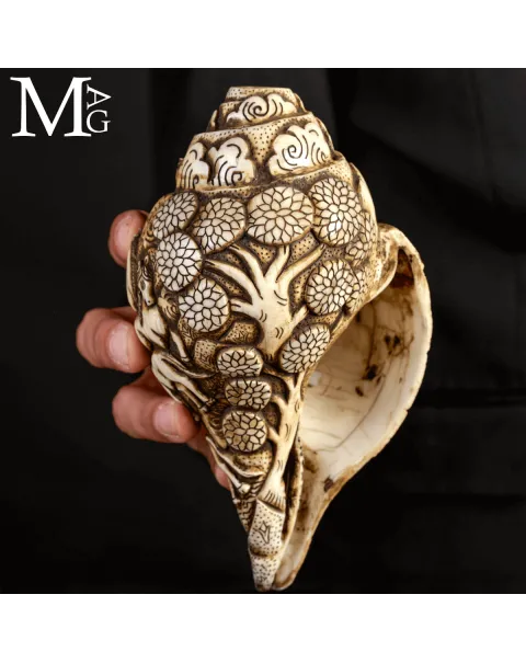 Conchiglia Shankha Tibetana Scolpita – Cavalli nel Giardino del Dharma