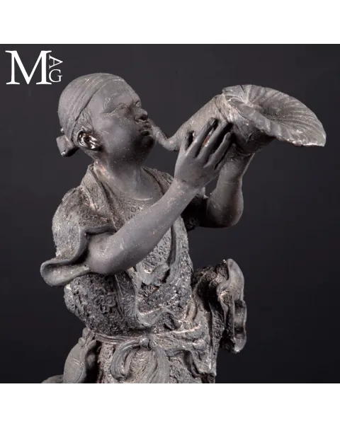 Okimono in Bronzo Rituale Giapponese - Suonatore di Horagai.