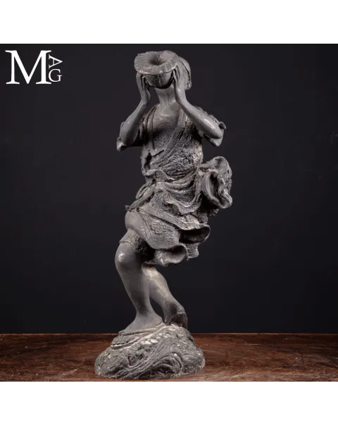 Okimono in Bronzo Rituale Giapponese - Suonatore di Horagai.