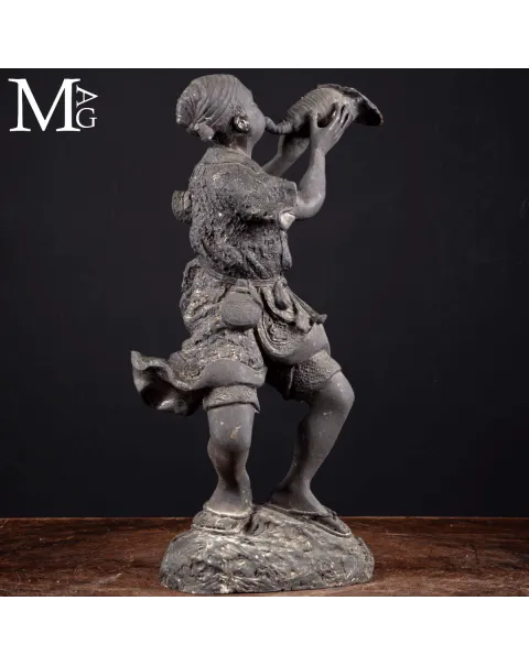 Okimono in Bronzo Rituale Giapponese - Suonatore di Horagai.