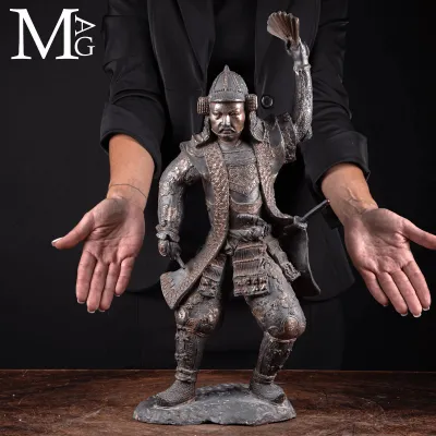 Statua di Samurai in Bronzo con Ventaglio da comando - Gunbai.
