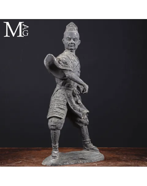 Statua in Bronzo - Guerriero in Abiti Cerimoniali.