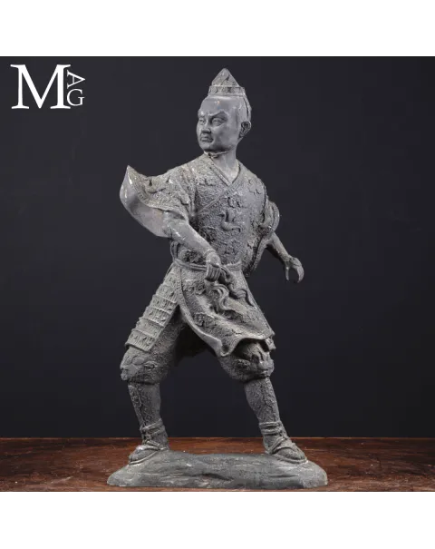 Statua in Bronzo - Guerriero in Abiti Cerimoniali.