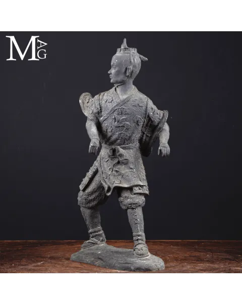 Statua in Bronzo - Guerriero in Abiti Cerimoniali.
