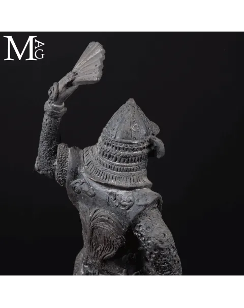 Scultura in Bronzo – Guerriero Asiatico con Ventaglio da Comando.