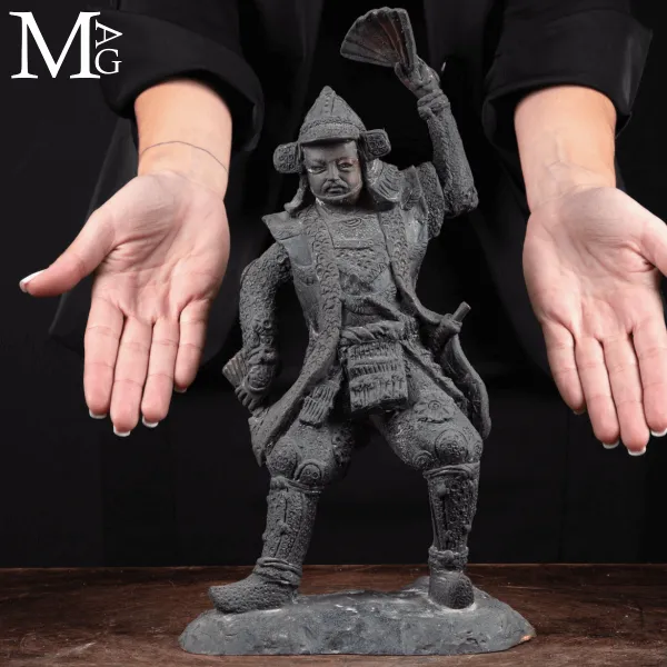 Scultura in Bronzo – Guerriero Asiatico con Ventaglio da Comando.