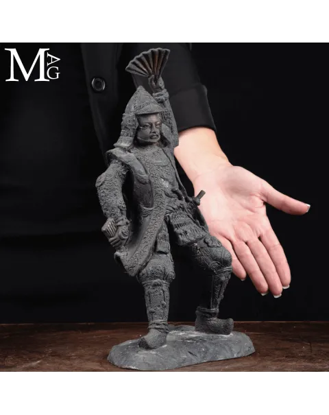 Scultura in Bronzo – Guerriero Asiatico con Ventaglio da Comando.