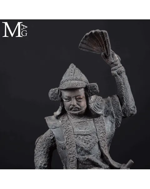 Scultura in Bronzo – Guerriero Asiatico con Ventaglio da Comando.