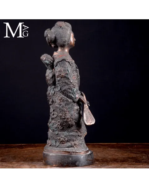 Statua in Bronzo Geisha – Okimono Giapponese, XX secolo.