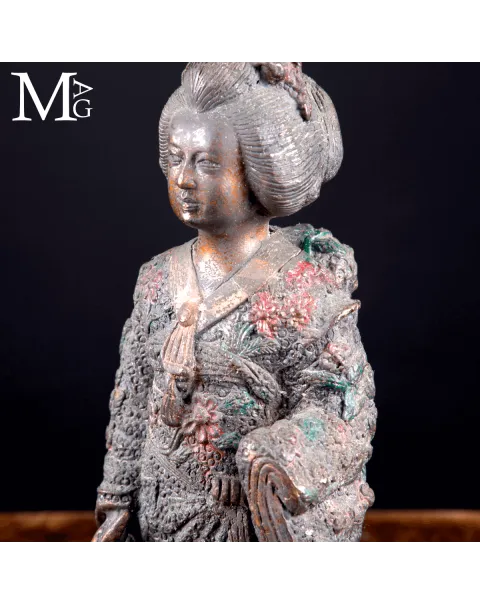Statua in Bronzo Geisha – Okimono Giapponese, XX secolo.