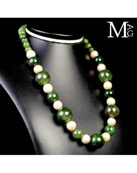 Collana in Giada e Perle – Eleganza Essenziale.
