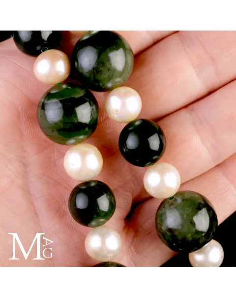 Collana in Giada e Perle – Eleganza Essenziale.