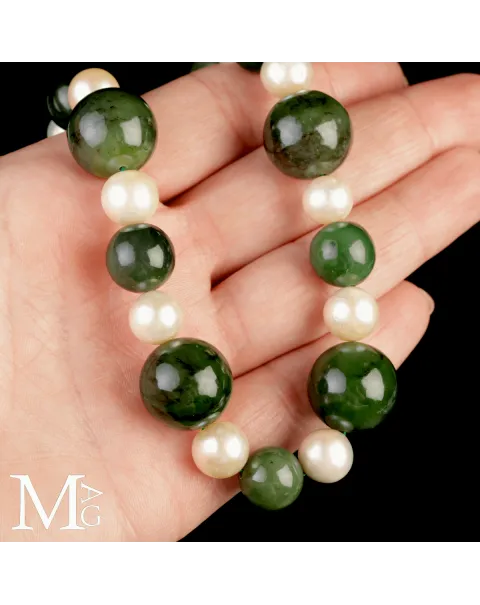 Collana in Giada e Perle – Eleganza Essenziale.