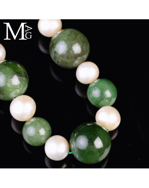 Collana in Giada e Perle – Eleganza Essenziale.