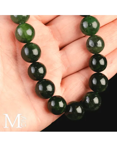 Collier in Giada Nefrite – Gradazione Naturale di Verdi.