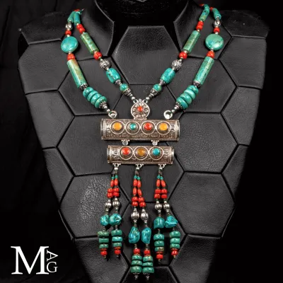 Collana Rituale Himalayana in Argento Cesellato, Turchese, Corallo e Ambra.