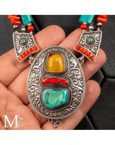 Collana Himalayana Cerimoniale in Argento Cesellato, Ambra, Corallo e Turchese.