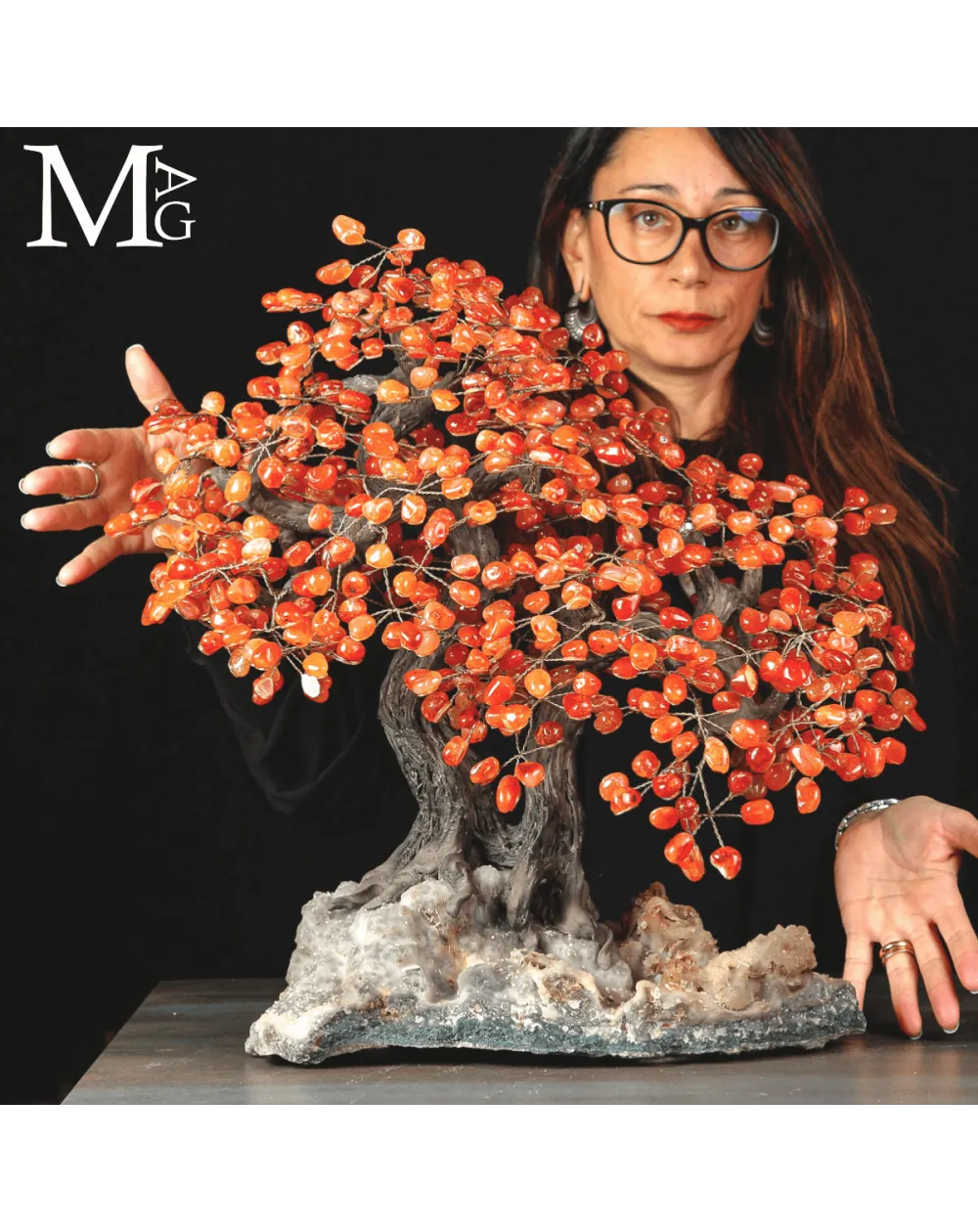 Albero della Vita in Corniola: Simbolo di Connessione e Fascino Naturale.