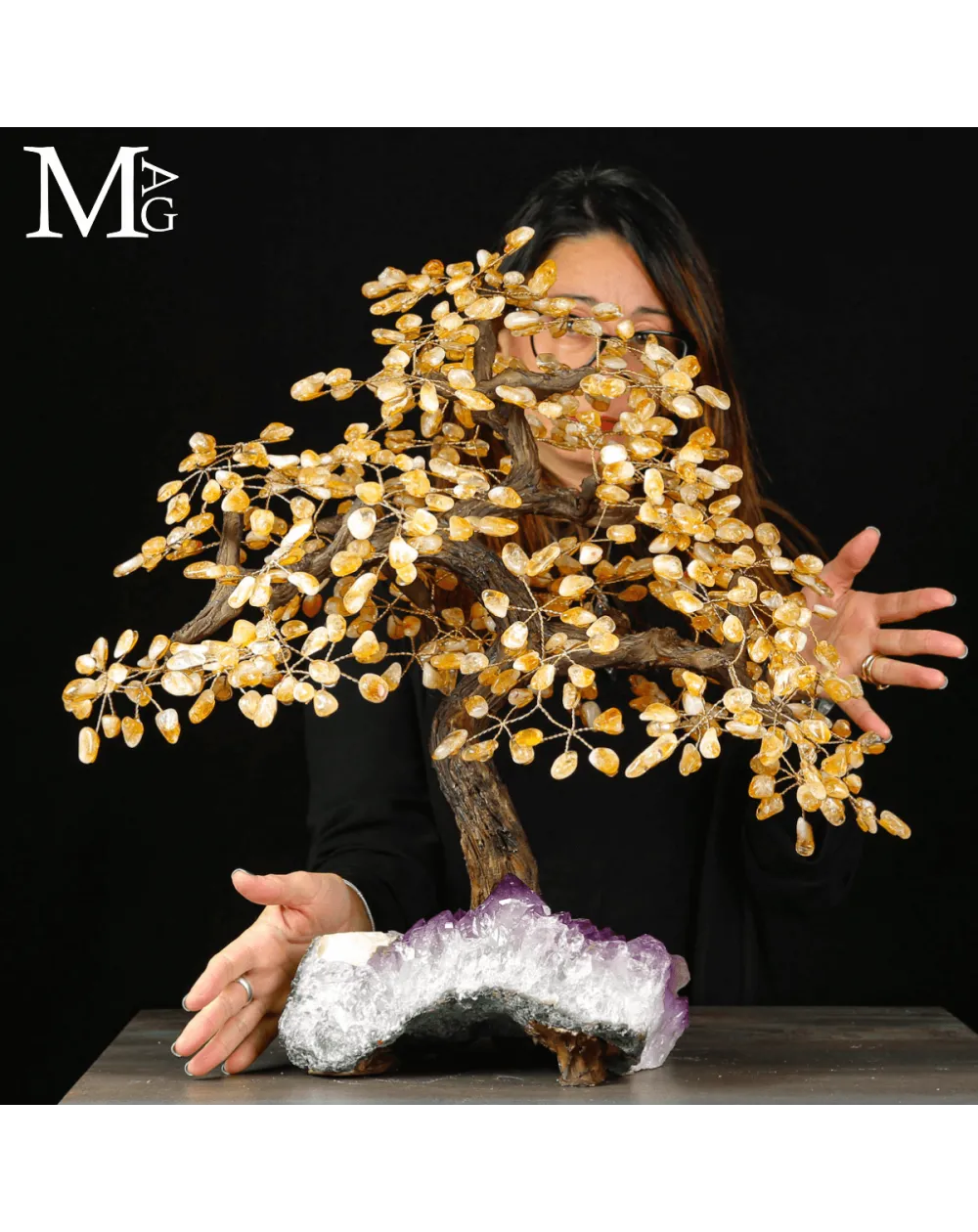 Albero della Vita: Bonsai di Quarzo Citrino su Base di Drusa di Ametista .