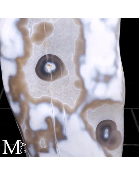 Grande formazione di agata maculata dal cuore di quarzo