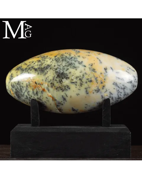 Shiva Lingam in Opale Dendritico.