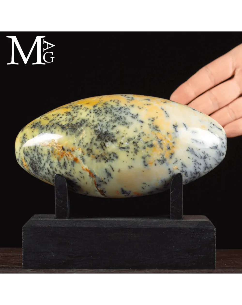 Shiva Lingam in Opale Dendritico.
