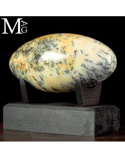 Shiva Lingam in Opale Dendritico.