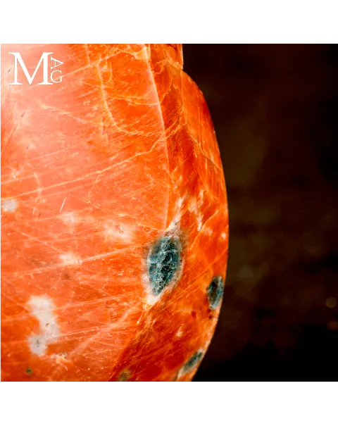Fiamma in Calcite Arancione con Apatite Blu in Matrice – Messico