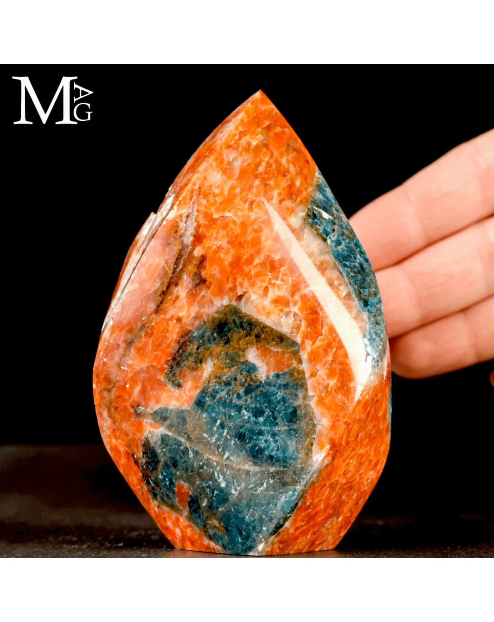 Fiamma in Calcite Arancione con Apatite Blu e Cavità Geodiche.
