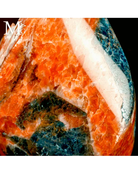 Fiamma in Calcite Arancione con Apatite Blu e Cavità Geodiche.