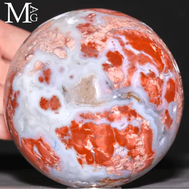 Sfera in Sakura Agata del Madagascar.