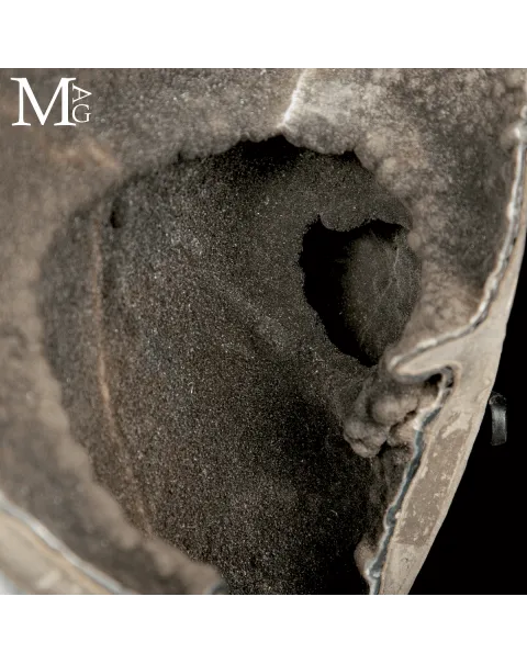 Geode di Ametista Grigia – Cavità Microcristallina con Patina Primordiale.
