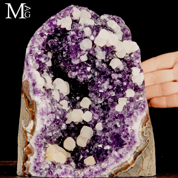 Geode di Ametista con Rare Formazioni Sferiche di Calcite
