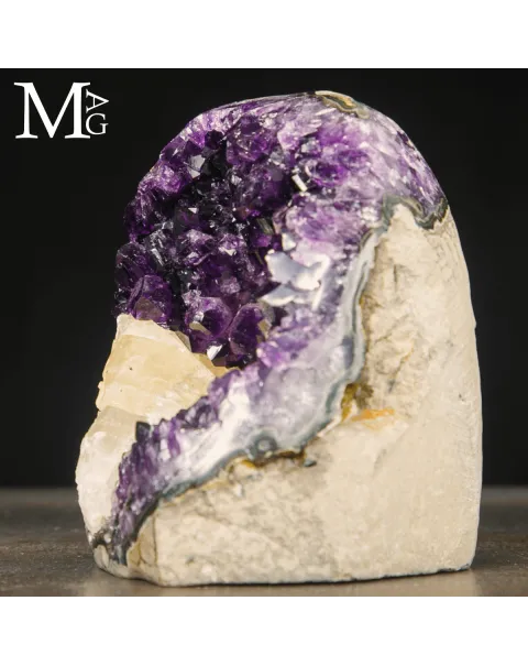 Drusa di Ametista uruguaiana con cristallo di Calcite.