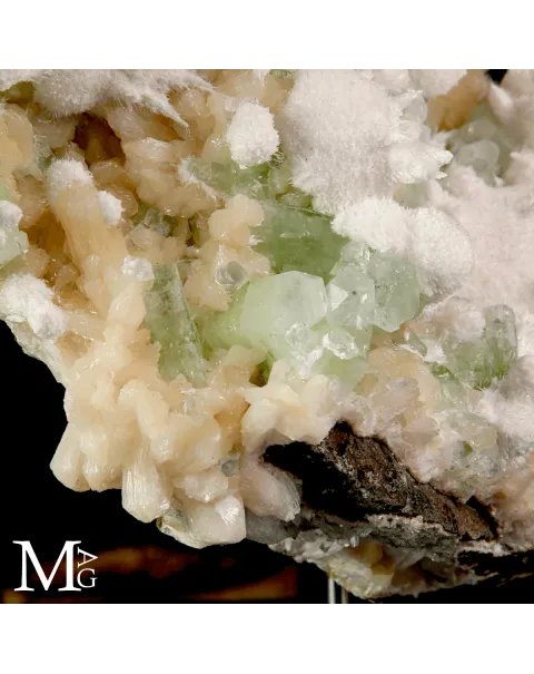 Apofillite verde con Stilbite e Mordenite
