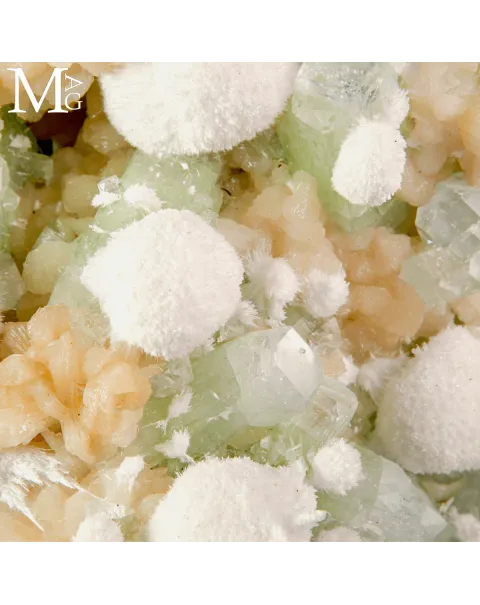 Apofillite verde con Stilbite e Mordenite