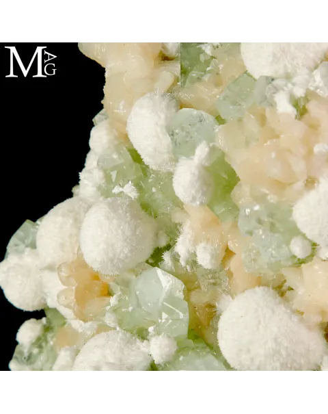 Apofillite verde con Stilbite e Mordenite
