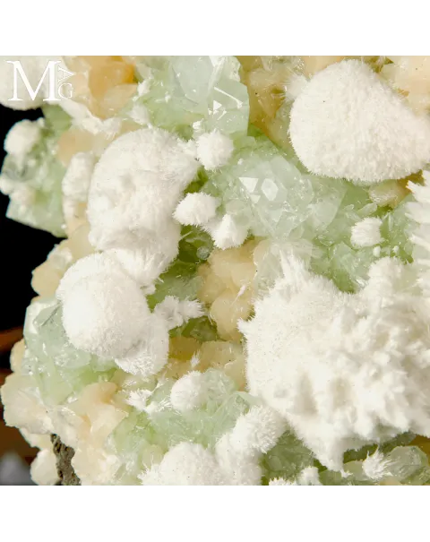 Apofillite verde con Stilbite e Mordenite