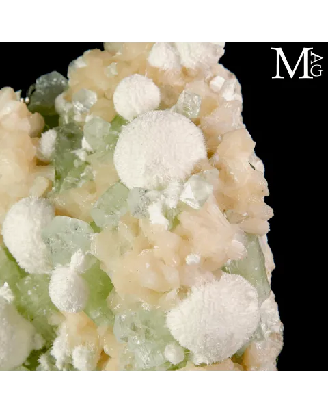 Apofillite verde con Stilbite e Mordenite