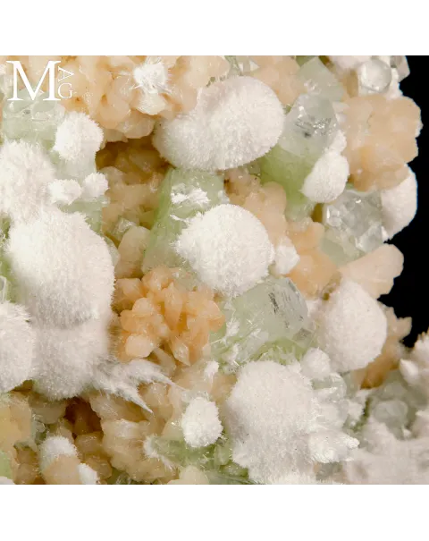 Apofillite verde con Stilbite e Mordenite