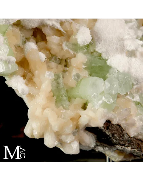 Apofillite verde con Stilbite e Mordenite