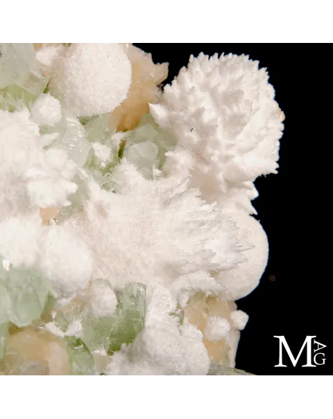 Apofillite verde con Stilbite e Mordenite