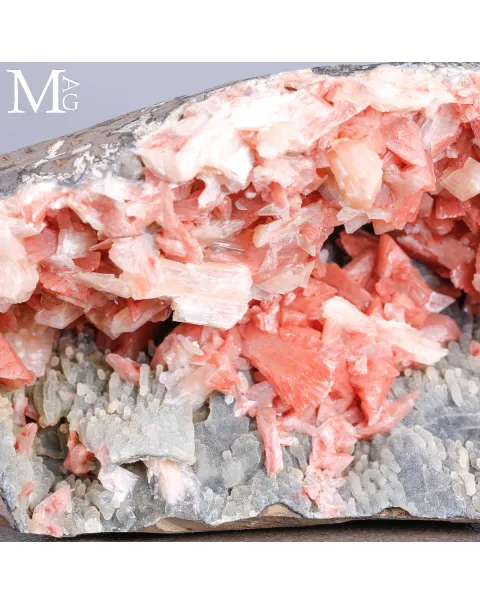 Stilbite e Apofillite su Calcedonio Grigio dell’India