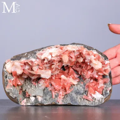 Stilbite e Apofillite su Calcedonio Grigio dell’...