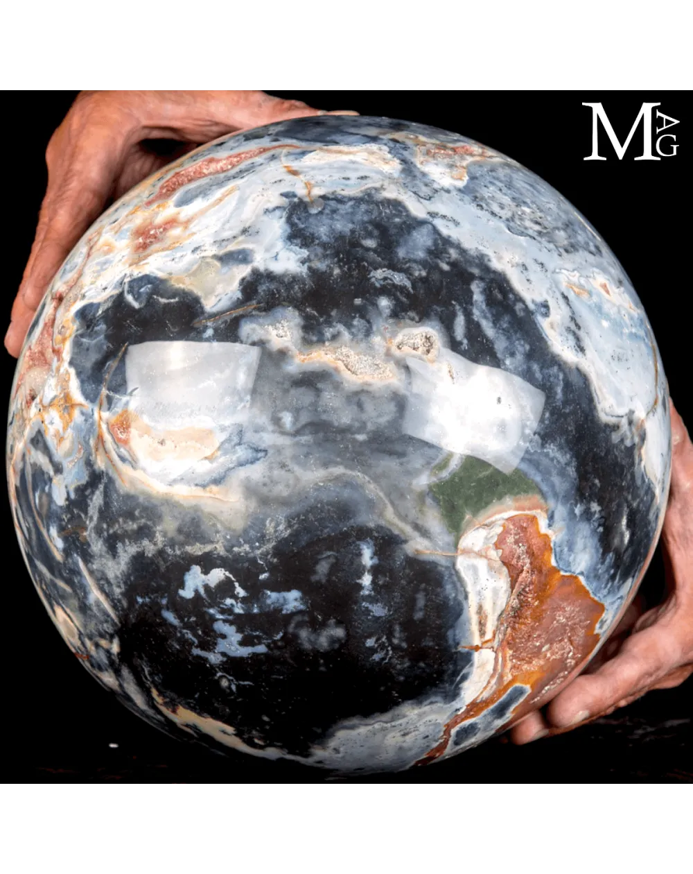 Grande sfera ornamentale in Diaspro Policromo del Madagascar.