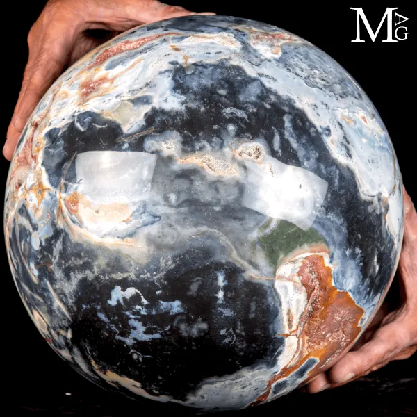 Grande sfera ornamentale in Diaspro Policromo del Madagascar.