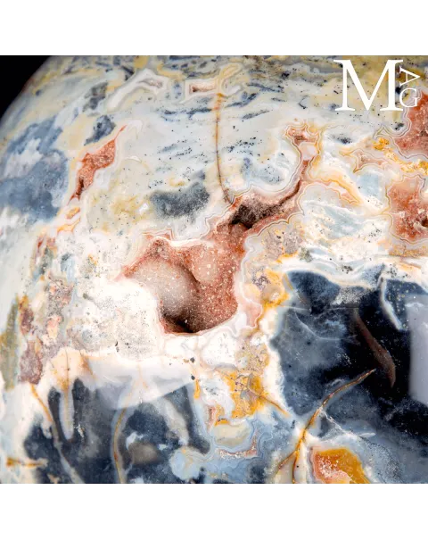 Grande sfera ornamentale in Diaspro Policromo del Madagascar.